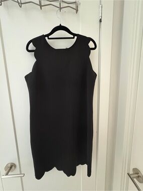 Sleeveless Black Scallop-Hem Shift Dress